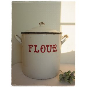 画像: ホーロー◇FLOUR缶（白×赤文字）