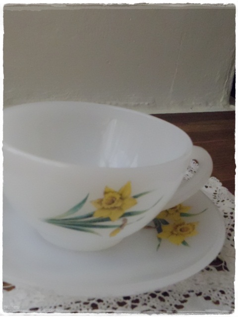 画像: arcopal☆ ミルクグラスのティーカップ＆ソーサーセット（水仙）