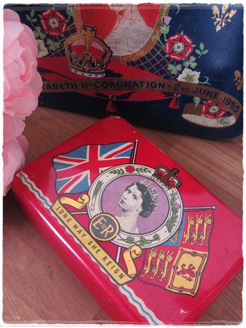 画像: 1953年エリザベス女王戴冠記念缶（OXO社製）
